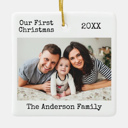 タイプライター文字初めてのクリスマス家族の写真 セラミックオーナメント (正面)