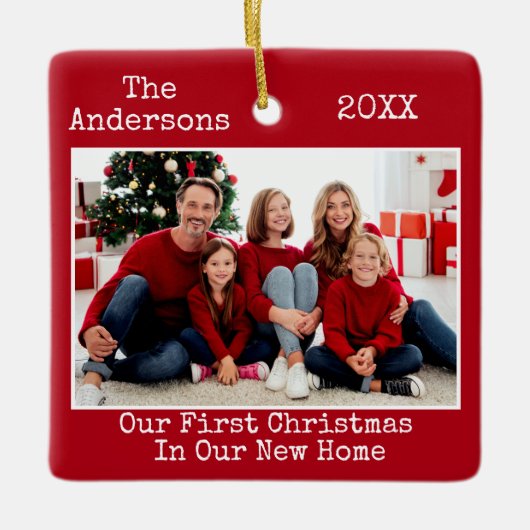 タイプライター文字初めてのクリスマス新しいホームフォトレッド セラミックオーナメント (正面)