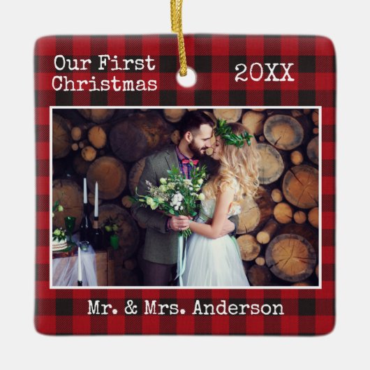 タイプライター文字初めてのクリスマス結婚プレイド セラミックオーナメント (正面)