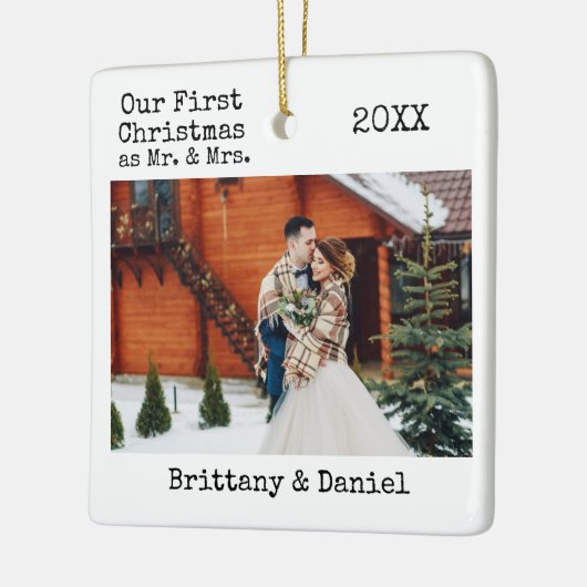タイプライター文字初めてのクリスマスMr.And Mrs.Photo セラミックオーナメント (左)