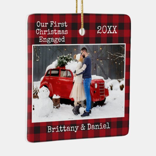 タイプライター文字私たちの初めてのクリスマス婚約したプレイド セラミックオーナメント (右)