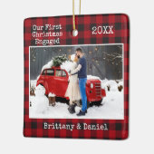 タイプライター文字私たちの初めてのクリスマス婚約したプレイド セラミックオーナメント (左)