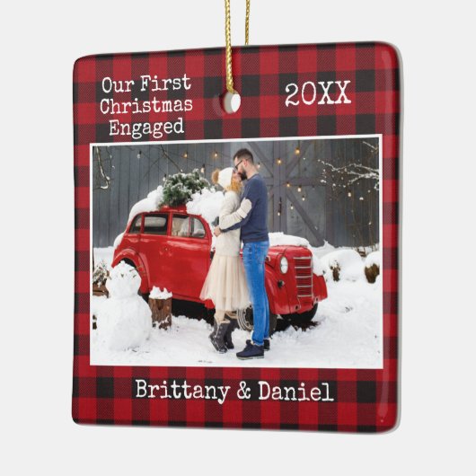 タイプライター文字私たちの初めてのクリスマス婚約したプレイド セラミックオーナメント (左)
