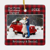 タイプライター文字私たちの初めてのクリスマス婚約したプレイド セラミックオーナメント (正面)