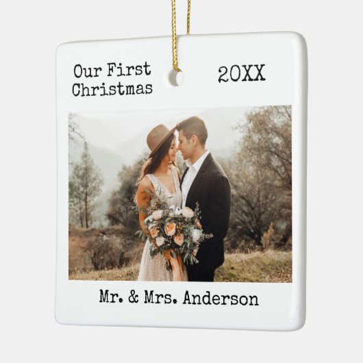タイプライター文字結婚初めてのクリスマスの写真 セラミックオーナメント (左)