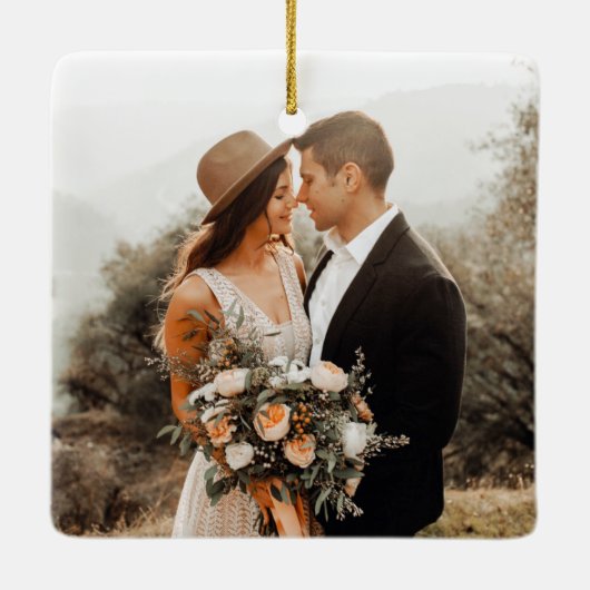 タイプライター文字結婚初めてのクリスマスの写真 セラミックオーナメント (裏面)