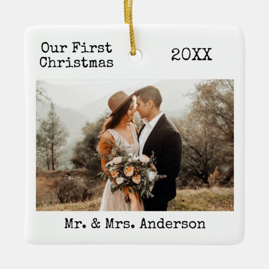 タイプライター文字結婚初めてのクリスマスの写真 セラミックオーナメント (正面)