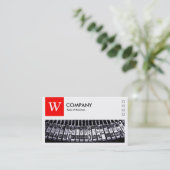 タイプライター – ロゴとパネルv2 – 赤 名刺 (スタンド正面)