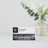 タイプライター – ロゴとパネルv2 – 黒 名刺 (スタンド正面)