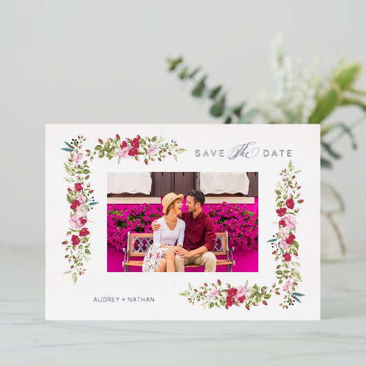 タイポグラフィお洒落赤とピンクの色合いの花 箔招待状 (立ち正面)