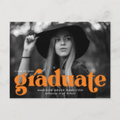 タイポグラフィはっきりしたオレンジ写真卒業パーティー インビテーションポストカード (正面)