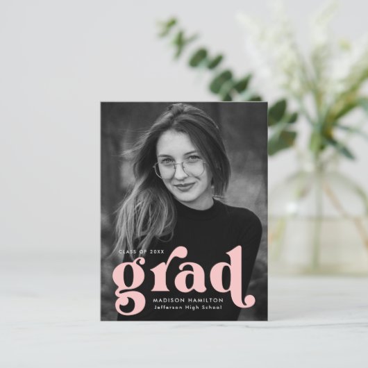 タイポグラフィはっきりした赤面ピンク写真卒業パーティー インビテーションポストカード (スタンド正面)