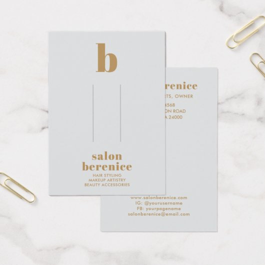 タイポグラフィはっきりした金ゴールドモノグラムヘアクリップの表示 (オフィス)