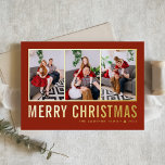 タイポグラフィクラシックフォトコラージュレッドクリスマス 箔シーズンカード<br><div class="desc">メリークリスマス!このカスタマイズ可能なクリスマスフォトコラージュのカードで今季の暖かい願いを送りなさい。赤い背景シンプルにタイポグラフィが付いている。3つの写真、名前、年、その他の詳細を追加してパーソナライズ。このモダン金ゴールドフォイルのクリスマスカードは他の色やカードストックで利用可能である。</div>