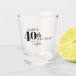 タイポグラフィクールハッピーバースデー40th Birthday with Name ショットグラス<br><div class="desc">このカスタムパーソナライズされたデザインで特別な人のための40thバースデーショットグラスを作成する。黒いタイポグラフィスタイリッシュで顔を出し、名前を付けたハッピーバースデー挨拶をする。年齢とホームの名前は年齢お祝いで変更できる。誕生日YES!すべての応援。</div>