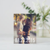 タイポグラフィシンプル縦型日付はがきを保存 案内ポストカード (スタンド正面)