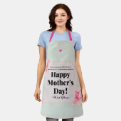 タイポグラフィピンクハートかわいいモダンママの日 エプロン (着用した状態)