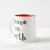 タイポグラフィピーチオンアースレッドコーヒーマグ ツートーンマグカップ (正面左)