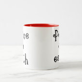 タイポグラフィピーチオンアースレッドコーヒーマグ ツートーンマグカップ (中央)