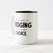 タイポグラフィブラックあなたのフォント選択を判断 ツートーンマグカップ (正面左)