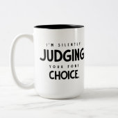 タイポグラフィブラックあなたのフォント選択を判断 ツートーンマグカップ (左)