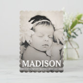 タイポグラフィベビーガール誕生発表写真カード 案内状 (スタンド正面)