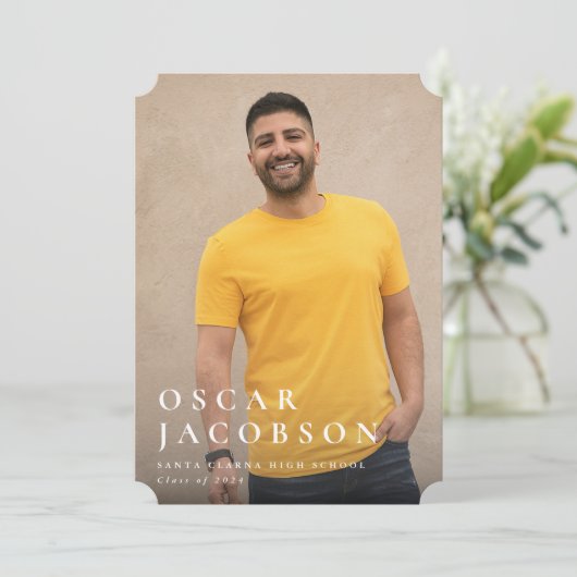 タイポグラフィミニマルックのオーバーレイ卒業写真 案内状 (スタンド正面)