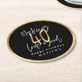 タイポグラフィモダンブラックと金ゴールド40歳の誕生日 ラウンドペーパーコースター (アングル)