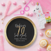 タイポグラフィモダンブラックと金ゴールド70歳の誕生日 ペーパープレート (パーティー)