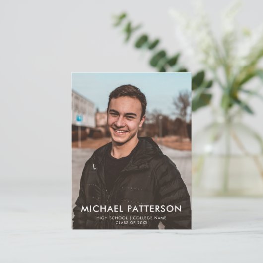 タイポグラフィモダンミニマル写真卒業 インビテーションポストカード (スタンド正面)