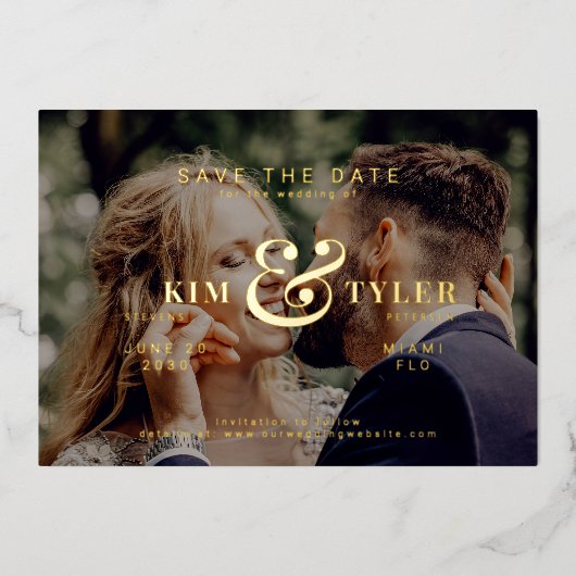 タイポグラフィモダン写真ウェディング日付金ゴールドを保存 箔招待状 (正面)