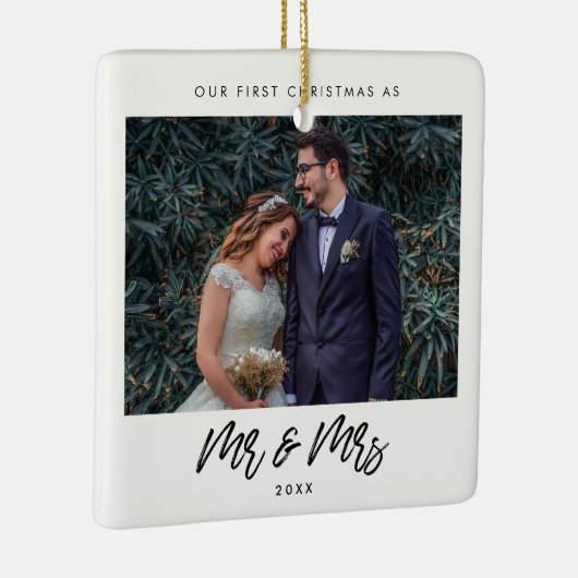タイポグラフィモダン初めてのクリスマスをミスター・アンド・ミセスとして セラミックオーナメント (右)