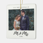 タイポグラフィモダン初めてのクリスマスをミスター・アンド・ミセスとして セラミックオーナメント (左)