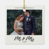 タイポグラフィモダン初めてのクリスマスをミスター・アンド・ミセスとして セラミックオーナメント (裏面)