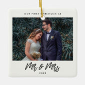 タイポグラフィモダン初めてのクリスマスをミスター・アンド・ミセスとして セラミックオーナメント (正面)