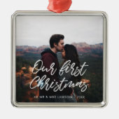 タイポグラフィモダン私たちの初めてのクリスマスカップル写真 メタルオーナメント (正面)