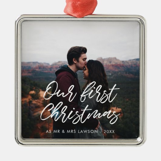 タイポグラフィモダン私たちの初めてのクリスマスカップル写真 メタルオーナメント (正面)