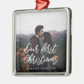タイポグラフィモダン私たちの初めてのクリスマスカップル写真 メタルオーナメント (左)