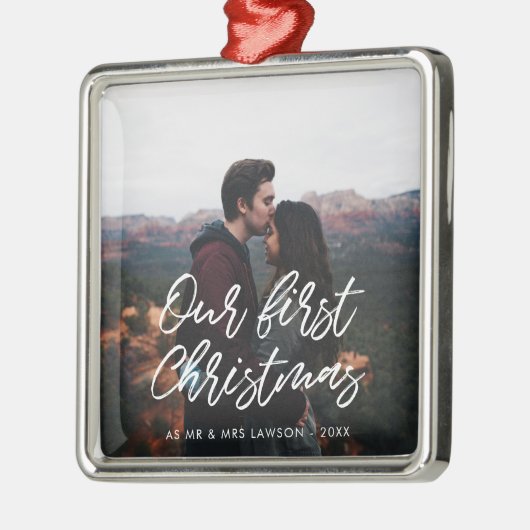 タイポグラフィモダン私たちの初めてのクリスマスカップル写真 メタルオーナメント (左)