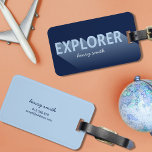 タイポグラフィモダンShadow Blue Explorer荷物タグ ラゲッジタグ<br><div class="desc">世界の探検家のために表現。あなた自身と荷物を残りの部分から目立たせてくださいこの青いタイポグラフィバッグラベルを備えた手荷物要求ではっきりしたは、長い暗い影を持つ「探検家」という言葉を特徴とする。このラベルを情報と共にカスタマイズし、フォントの変更や「it」ボタンのサイズの変更などクリックの詳細なオプションを表示する。*ズームプレビューに表示されるZazzle透かしは、最終印刷製品には表示されないことに注意。©ローズウッド、柑橘類</div>