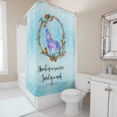 タイポグラフィ引用文と水の色ウルフボホスタイル シャワーカーテン (インサイチュ)