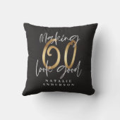 タイポグラフィ金ゴールドモダンブラック60歳の誕生日 クッション (裏面)