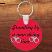 タイムキーチェーンを行う男に立つ キーホルダー (正面)