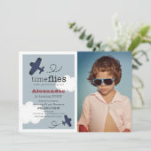 タイムフライフライトブルーボーイフォト誕生日 招待状 (スタンド正面)