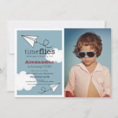タイムフライ紙飛行機ブルーボーイフォト誕生日 招待状 (正面)