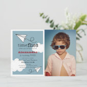 タイムフライ紙飛行機ブルーボーイフォト誕生日 招待状 (スタンド正面)