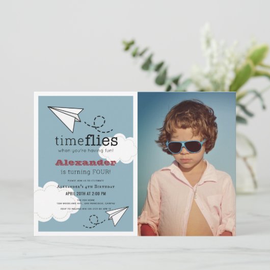 タイムフライ紙飛行機ブルーボーイフォト誕生日 招待状 (スタンド正面)
