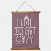 タイムモダン・トゥ・ザ・コージーデザイン 吊り下げ型タペストリー (正面)