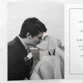 タイムレスな黒と白のQRコード モダンな結婚式 三つ折り招待状 (内部最初)