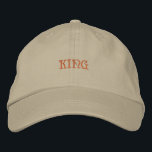 タイムレスカーキキングボーイキャップ高品質メンズハット 刺繍入りキャップ<br><div class="desc">Regal Embroided Cap：前面に顕著に刺繍された"キング"を特徴とするカキの綿帽子。調節可能なストラップと柔らかい生地は、あらゆる大事な行事のための汎用性の高い選択をカジュアル可能にする。</div>
